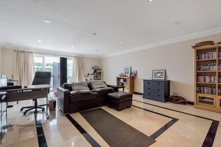 The Spinneys, Bickley, Kent, BR1 - Photo 2