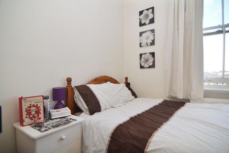 4 bedroom flat to rent - Photo 3