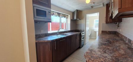 3 bedroom end of terrace house to rent - Photo 4