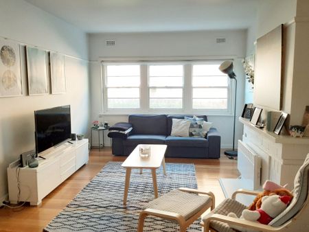 Fully furnished Art Deco living in a tightly-held Cul-de-sac. - Photo 3