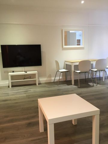 6 Bed Semi-Detached House, Ripstone Gardens, SO17 - Photo 2