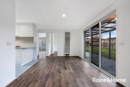 3-bedroom house in Cranbourne North with Solar Panel installed! - Photo 2