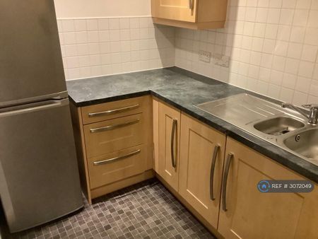 2 bedroom flat to rent - Photo 2