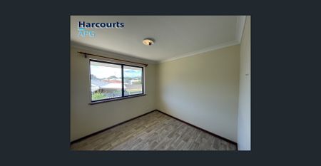 *Neat & tidy 3 bedroom 1 bathroom duplex unit. Close to the beach and shops* - Photo 4