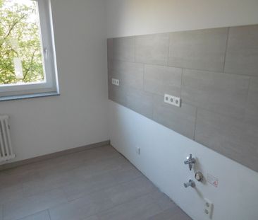 Großzügiges Wohnzimmer und eleganter Design-Bodenbelag in den Räumen - Photo 4