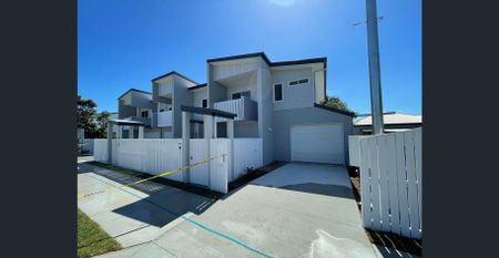 NEW AND ULTRA MODERN TOWNHOUSE WITH PRIVATE COURT YARD AND DUTED A/C - Photo 5