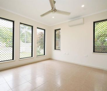Fully Air Conditioned Home - Garage Converted into Rumpus Room - Photo 2