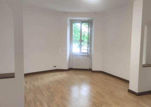 Monteverde Vecchio: Modern 2 bedroom, 2 bath, large living room, separate kitchen. Bright, silent, parquet floors, situated in lovely period building, excellent area, near park. Ref. 2364.