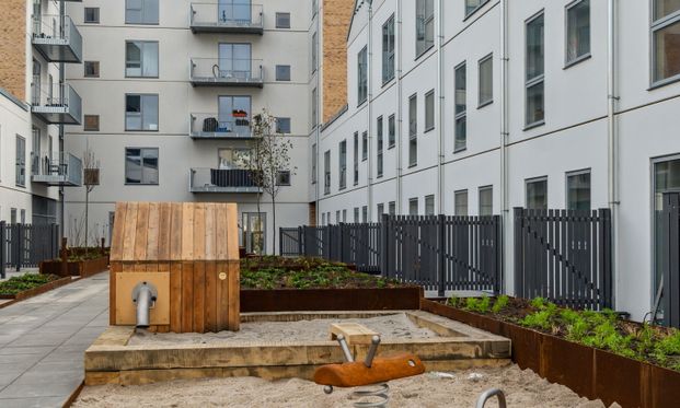 Skøn 2-værelses lejlighed med altan og stort soveværelse - Foto 1