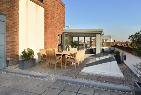 Penthouse apartment with three spacious bedrooms, within this modern building in the heart of Kensington. - Photo 2