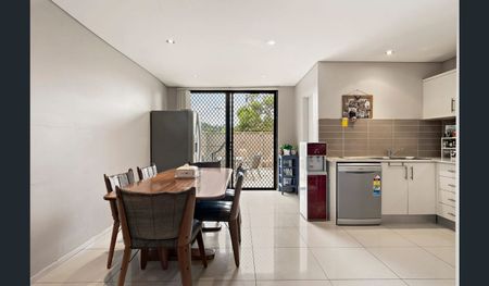 Modern Family Townhouse in Boutique Complex with Park Views - Photo 2