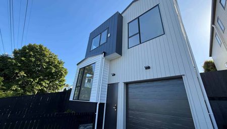 This is a brand new 4 bedrooms house in Westla... - Photo 3