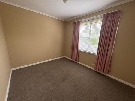 Charming three-bedroom home available for lease. - Photo 4