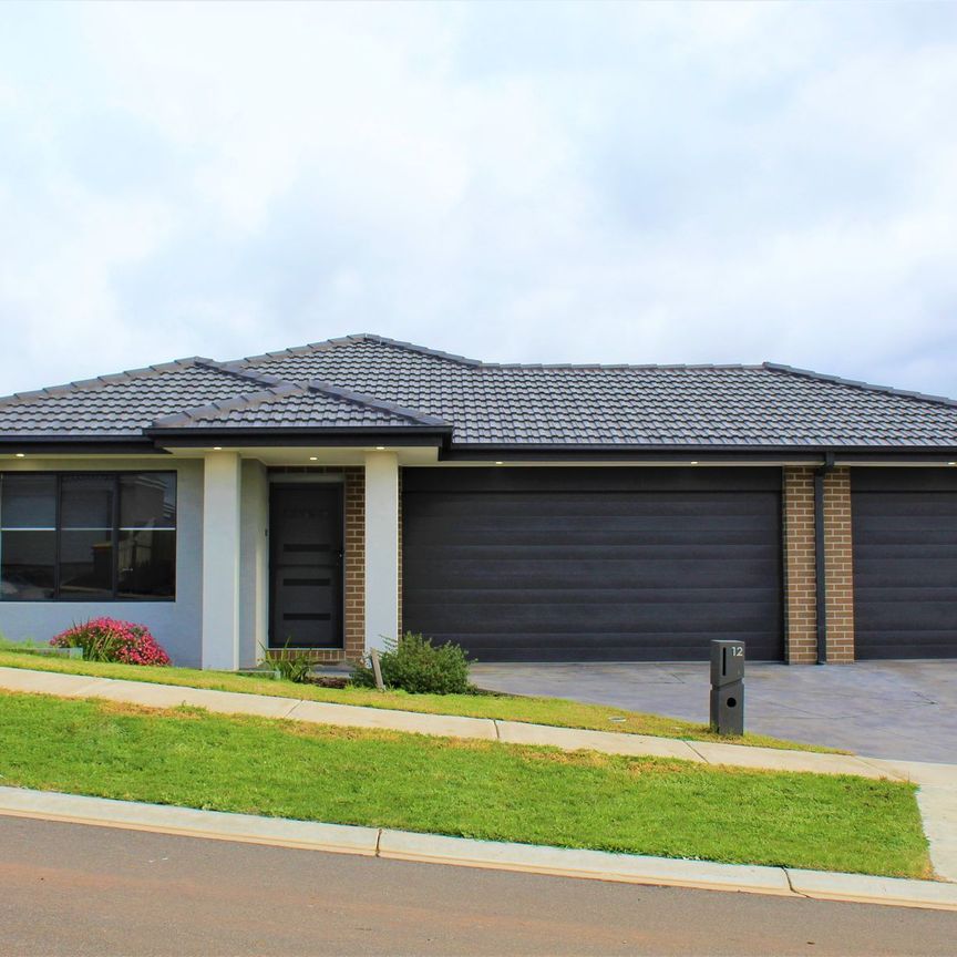 LUXURIOUS FAMILY HOME!!! - Photo 1