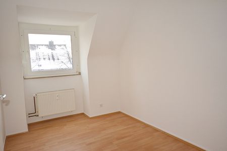 Ganz ruhig und gemütlich unterm Dach in Krefeld-Uerdingen: Renovierte 3-Zimmer-Wohnung im Grünen - Photo 2