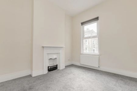 4 bedroom house in London - Photo 4