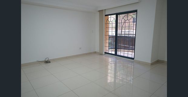 Spacious Modern Two Bedroom Apartment in heart of Eastwood. - Photo 1