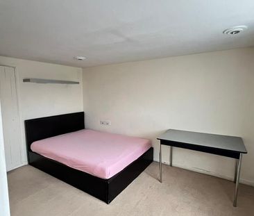 4 bedroom semi-detached house to rent - Photo 3