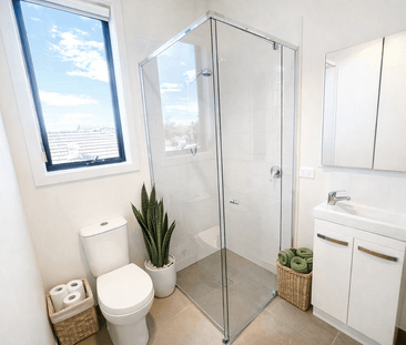 PRIVATE ROOM WITH OWN ENSUITE AND KITCHENETTE !!!! - Photo 5