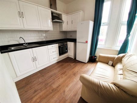 2 bedroom flat to rent - Photo 2