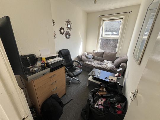 2 bedroom flat to let - Photo 1