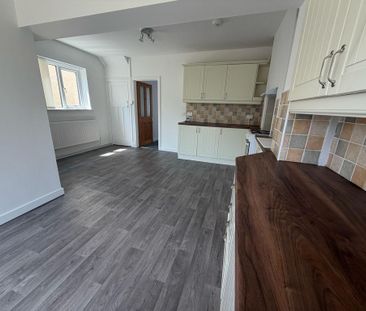 3 bedroom semi-detached house to rent - Photo 6