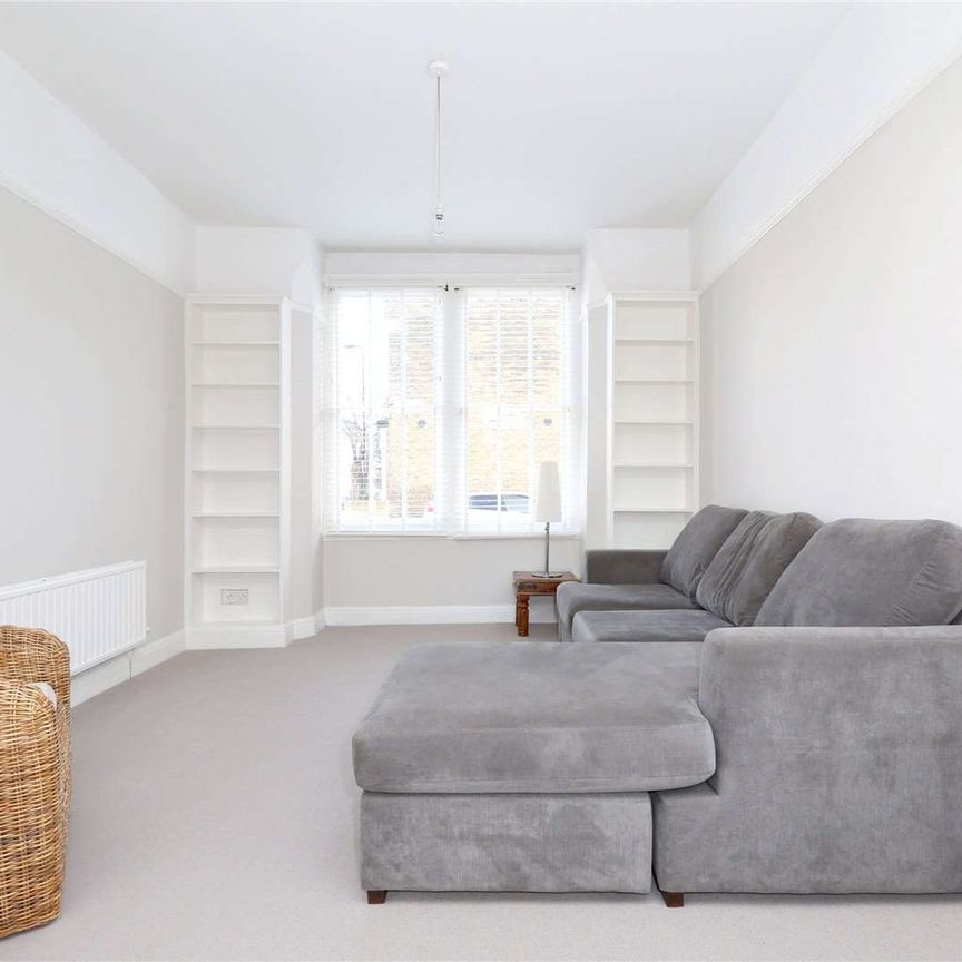 Charming two bedroom cottage set on a sought-after road close to Church Street. - Photo 1