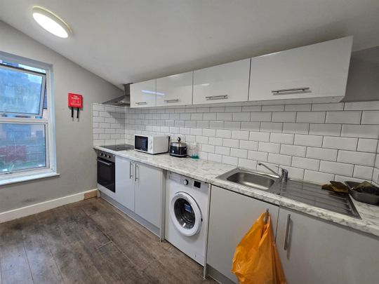 Layton Road, Brentford TW8, London - Photo 1