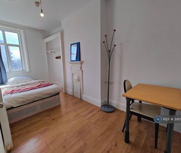 1 bedroom in a house share to rent - Photo 2