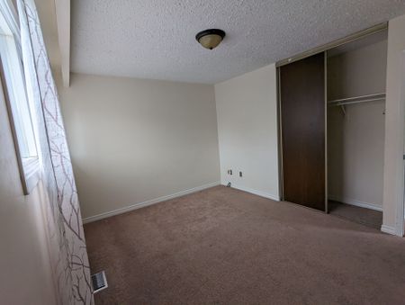 For Lease - 35 Dawson Crescent, Brampton, Ontario - Photo 2