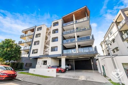 Modern Apartment in Prime Windsor Location - Photo 3