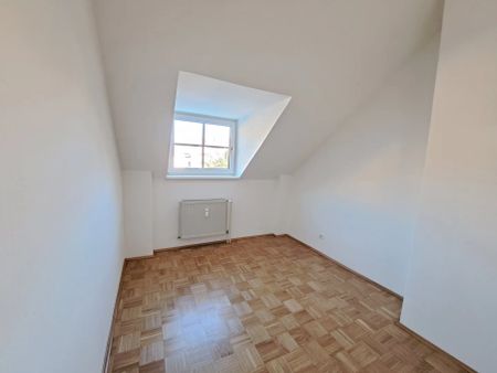 Dachgeschoßwohnung im Altbau: Erstbezug nach Sanierung mit Balkon und Einbauküche! - Photo 2