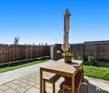 BRIGHT & SUNNY THREE BEDROOM IN 'THE RESERVE' - Photo 4