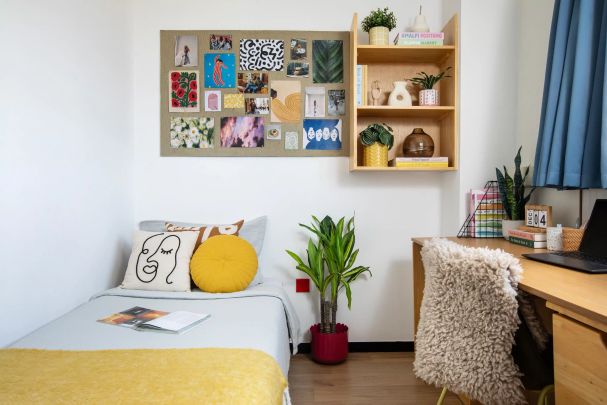 Large High Single Ensuite - Photo 1