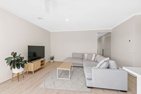 STUNNING HOME IN EMERALD WATERS ESTATE - Photo 2