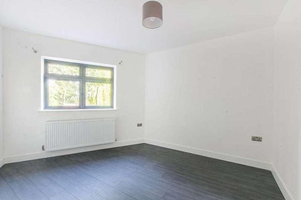 Sweeps Lane, Orpington, BR5 - Photo 1