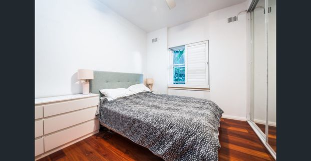 Pet friendly two bed apartment just moments from the water - Photo 1