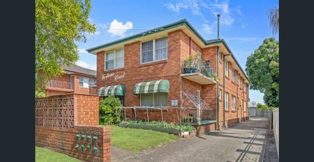 Fully Renovated Apartment - Ultra Convenient Location - Photo 4