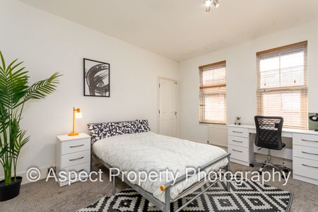 Modern & Stylish Living. Huge Rooms! CV31 Room 1 - Photo 5