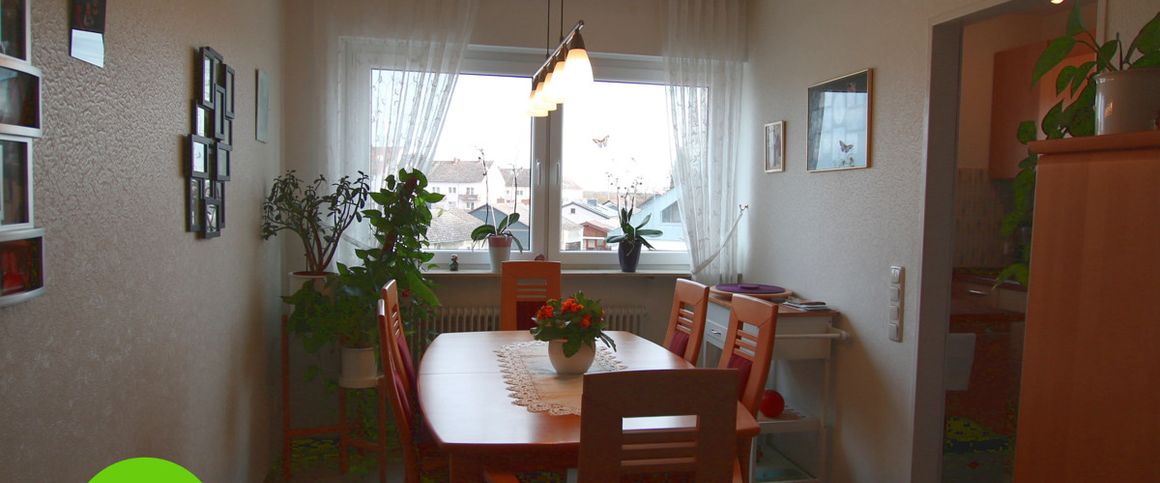 Helle Wohnung mit praktischem Grundriss und Balkon mit Aussicht - Photo 1