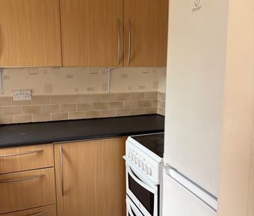 1 Bed Terraced House, Tintern Grove, SO15 - Photo 2