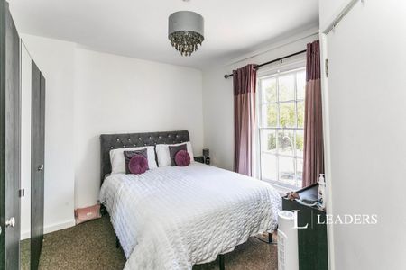 3 bedroom apartment to rent High Street, Deanshanger, MK19 6HR - Photo 2