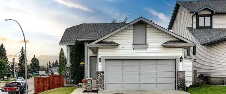 4 Bedroom House in Citadel | Calgary - Photo 1