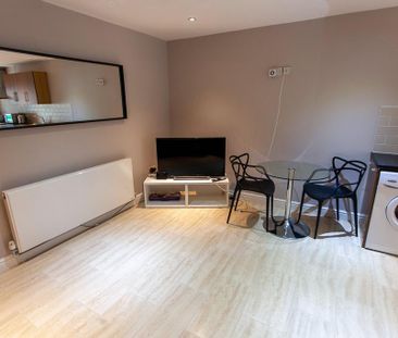3 bedroom flat to rent - Photo 2