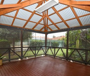 Beautifully maintained cottage home with drive through access and p... - Photo 6