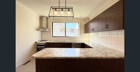 Spacious Three-Bedroom Gem in the Heart of Kew - Photo 3