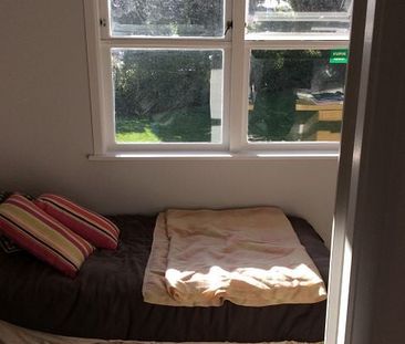 Magical Melton - big bathroom & massive yard - Photo 5