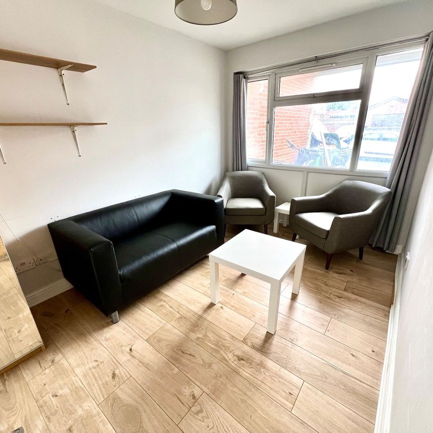 6 Bed End Terrace, Spear Road, SO14 - Photo 1