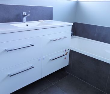 Great Location 3-Bed House with Double Garage - Photo 3