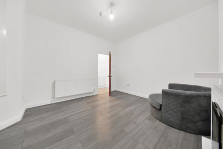 3 Bed Terraced House, Francis Avenue, IG1 - Photo 4